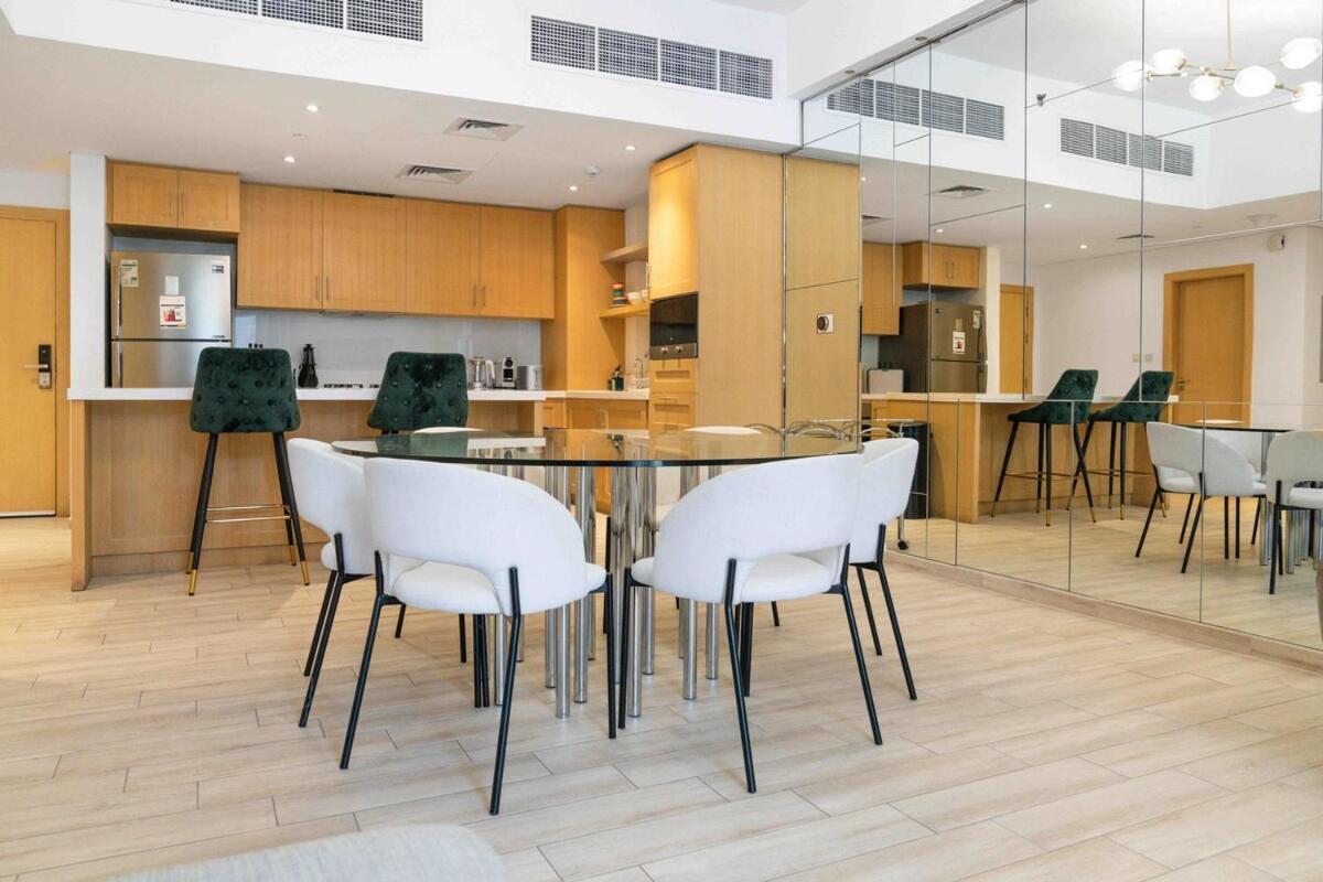 Cozy Chic 2br - Pool, Gym Access - Belgravia 1 Jvc Apartment *